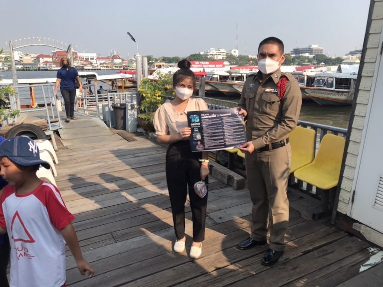 ลงพื้นที่ภายในชุมชนเพื่อติดสื่อประชาสัมพันธ์อาชญากรรมออนไลน์