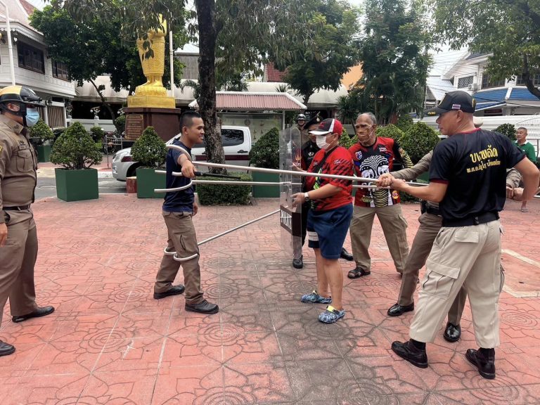 ร่วมฝึกการใช้ไม้ง่ามเพื่อระงับเหตุเบื้องต้น แก่ชุมชน