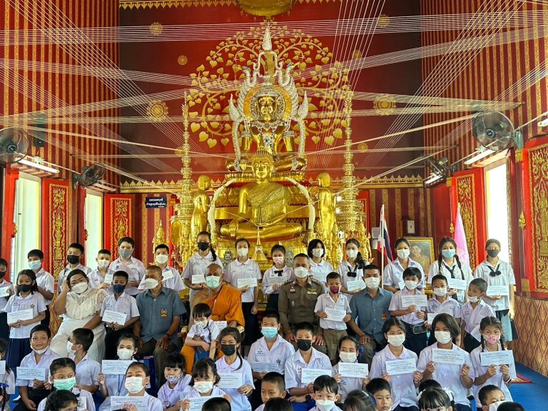 ร่วมกิจกรรมทำบุญตักบาตรแด่พระภิกษุสงฆ์ และร่วมแจกทุนการศึกษาแก่เยาวชน