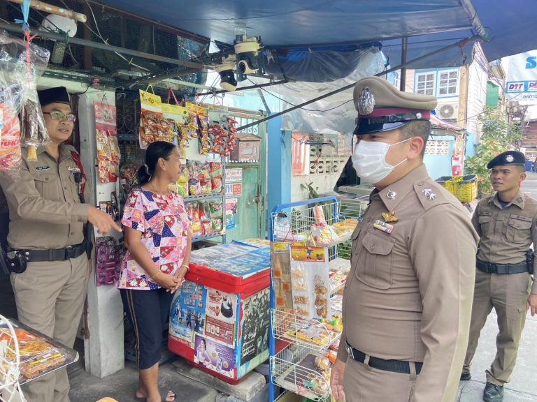 ออกเดินเท้าตรวจความเรียบร้อยบริเวณชุมชนวัดบวรมงคล