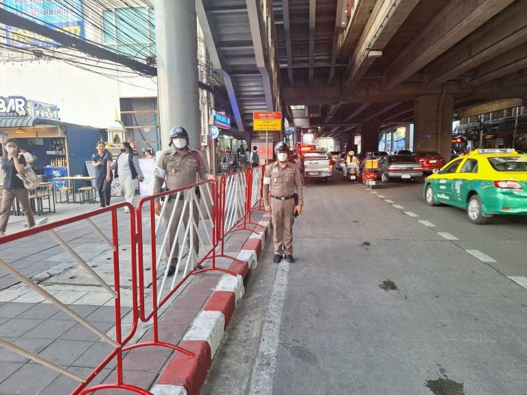 ร่วมกันติดตั้งแผงเหล็กป้องกันรถจอดกีดขวางหน้าตลาดอินดี้