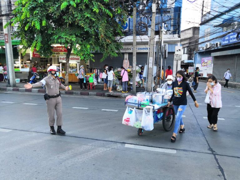 พาแม่ค้ารถเข็นข้ามถนน