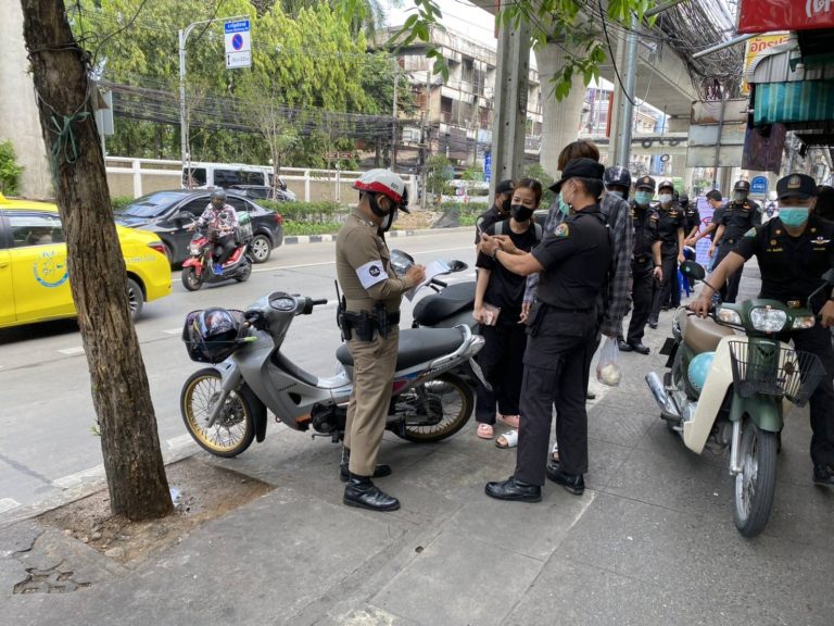 ร่วมกันจับกุมผู้ฝ่าฝืนขับขี่รถจักรยานยนต์บนทางเท้า