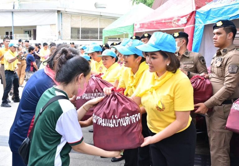 สมาคมแม่บ้านตำรวจมอบสิ่งของเครื่องอุปโภคบริโภคให้แก่ผู้ประสบภัย