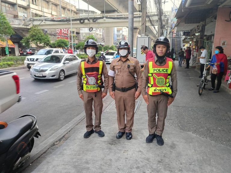 สน.บวรมงคล ประชาสัมพันธ์ผู้ใช้รถ ใช้ถนน ประชาชนที่ต้องการข้ามถนน ให้ใช้สะพานลอยในการข้าม เพื่อป้องกันการเกิดอุบัติเหตุจากร่างกายและทรัพย์สิน