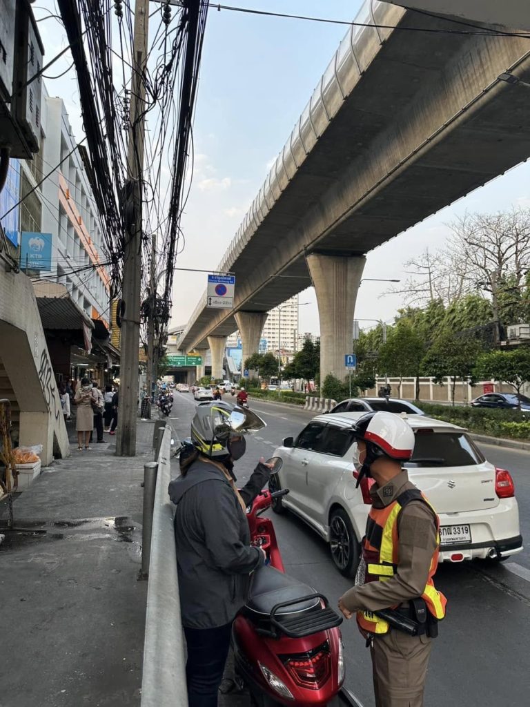 สน.บวรมงคล ประชาสัมพันธ์ผู้ใช้รถ ใช้ถนน ห้ามจอดรถกีดขวางการจราจร ในช่วงเวลาเร่งด่วน