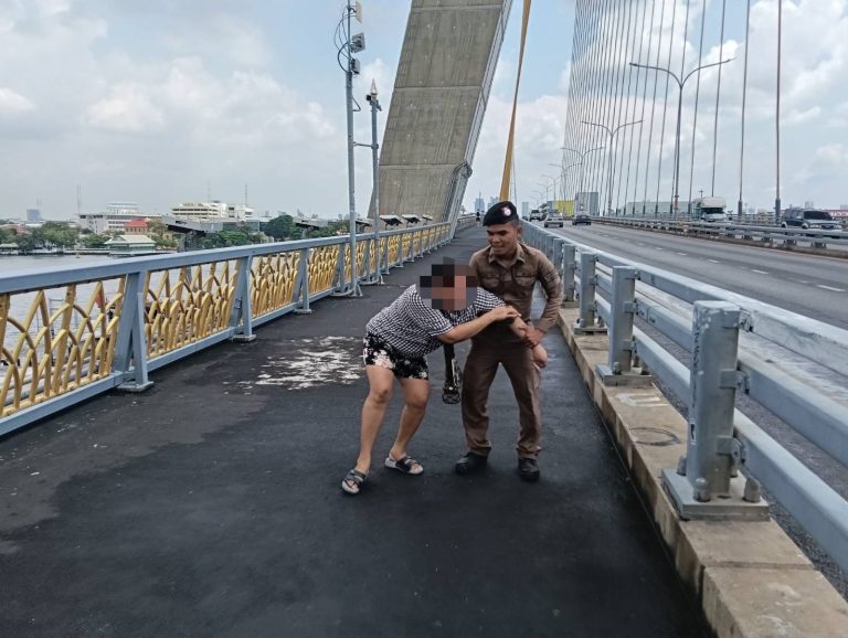 “ตำรวจ สน.บวรมงคล ช่วยเหลือหญิง พยายามกระโดดสะพานพระราม 8 ได้ทันเวลา”