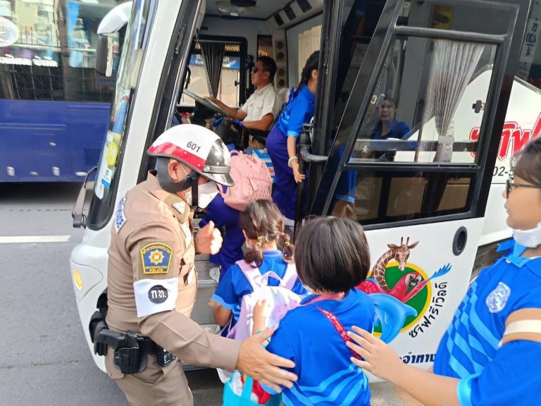 อำนวยความสะดวกนักเรียนโรงเรียนวัดเปาโรหิตร์ไปทัศนศึกษา